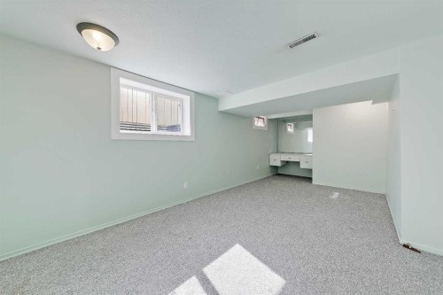 68 West Glen Crescent Sw, Calgary, AB - Indoor Photo Showing Other Room