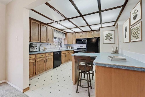 68 West Glen Crescent Sw, Calgary, AB - Indoor Photo Showing Kitchen