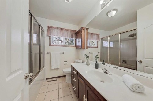 68 West Glen Crescent Sw, Calgary, AB - Indoor Photo Showing Bathroom