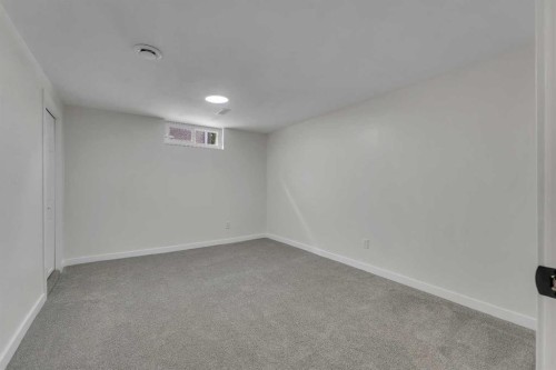 4824 Claret Street Nw, Calgary, AB - Indoor