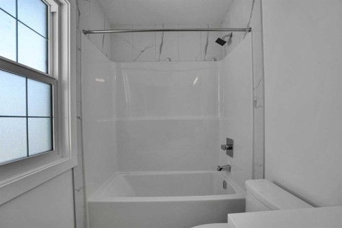 230 Kinniburgh Loop, Chestermere, AB - Indoor Photo Showing Bathroom