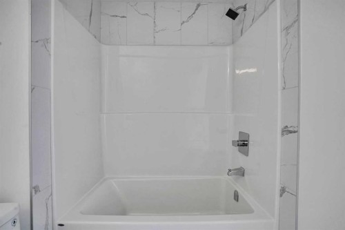 230 Kinniburgh Loop, Chestermere, AB - Indoor Photo Showing Bathroom