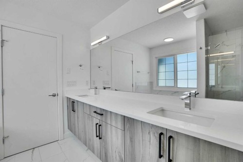230 Kinniburgh Loop, Chestermere, AB - Indoor Photo Showing Bathroom