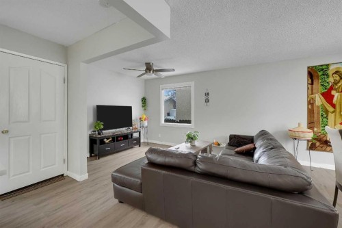 990 Marcombe Drive Ne, Calgary, AB - Indoor Photo Showing Living Room