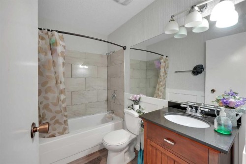 990 Marcombe Drive Ne, Calgary, AB - Indoor Photo Showing Bathroom