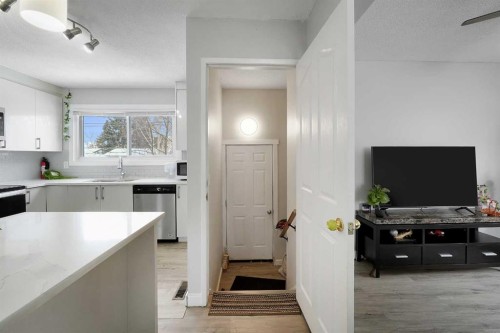 990 Marcombe Drive Ne, Calgary, AB - Indoor Photo Showing Kitchen
