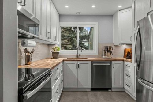 9-630 3Rd Street, Canmore, AB - Indoor Photo Showing Kitchen With Upgraded Kitchen
