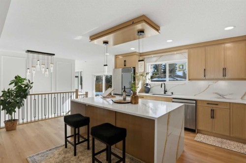 1303 87 Avenue Sw, Calgary, AB - Indoor Photo Showing Kitchen With Upgraded Kitchen
