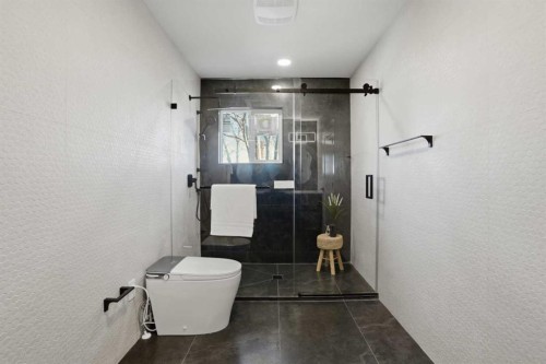 1303 87 Avenue Sw, Calgary, AB - Indoor Photo Showing Bathroom