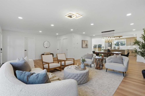 1303 87 Avenue Sw, Calgary, AB - Indoor Photo Showing Living Room