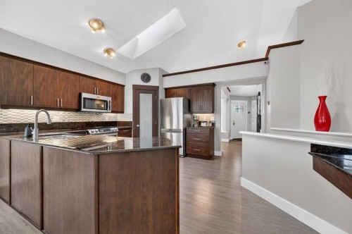 140 Citadel Park Nw, Calgary, AB - Indoor Photo Showing Kitchen With Upgraded Kitchen
