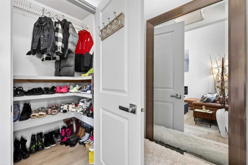 42 Heirloom Manor Se, Calgary, AB - Indoor