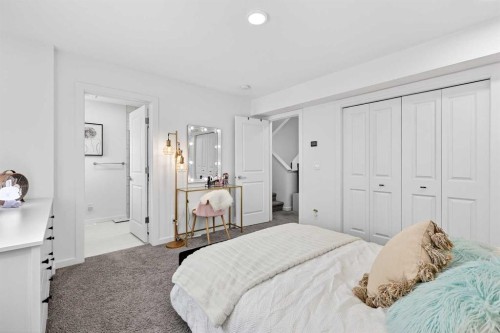 42 Heirloom Manor Se, Calgary, AB - Indoor Photo Showing Bedroom