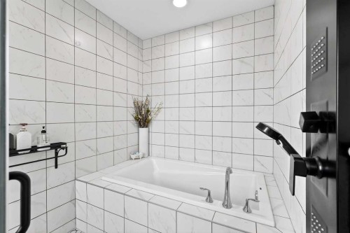 42 Heirloom Manor Se, Calgary, AB - Indoor Photo Showing Bathroom