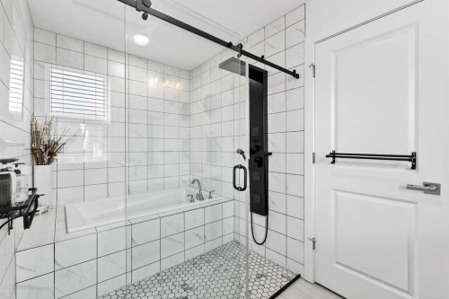 42 Heirloom Manor Se, Calgary, AB - Indoor Photo Showing Bathroom