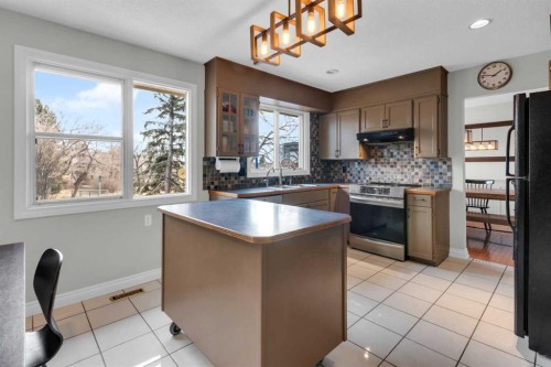 356 Cannington Place Sw, Calgary, AB - Indoor Photo Showing Kitchen