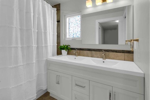 356 Cannington Place Sw, Calgary, AB - Indoor Photo Showing Bathroom