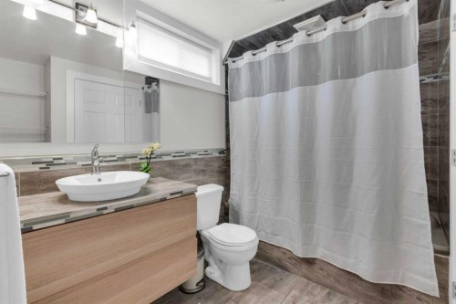 356 Cannington Place Sw, Calgary, AB - Indoor Photo Showing Bathroom
