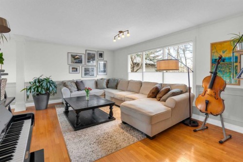 356 Cannington Place Sw, Calgary, AB - Indoor Photo Showing Living Room