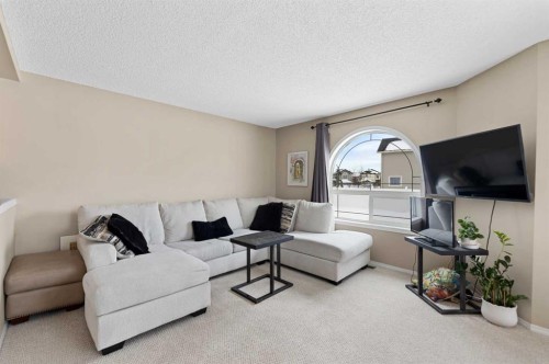 173 Bayside Point Sw, Airdrie, AB - Indoor Photo Showing Living Room