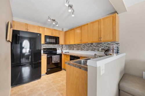 173 Bayside Point Sw, Airdrie, AB - Indoor Photo Showing Kitchen