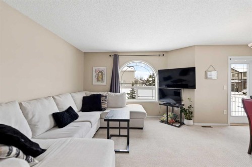 173 Bayside Point Sw, Airdrie, AB - Indoor Photo Showing Living Room