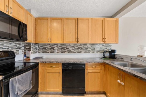 173 Bayside Point Sw, Airdrie, AB - Indoor Photo Showing Kitchen With Double Sink
