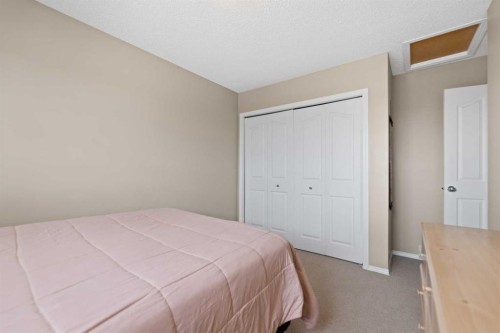 173 Bayside Point Sw, Airdrie, AB - Indoor Photo Showing Bedroom