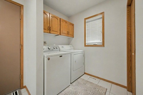16 Straddock Crescent Sw, Calgary, AB - Indoor Photo Showing Laundry Room
