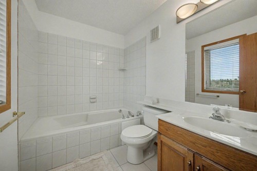 16 Straddock Crescent Sw, Calgary, AB - Indoor Photo Showing Bathroom