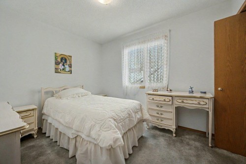 16 Straddock Crescent Sw, Calgary, AB - Indoor Photo Showing Bedroom