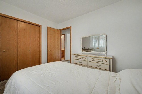 16 Straddock Crescent Sw, Calgary, AB - Indoor Photo Showing Bedroom