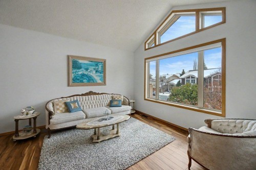 16 Straddock Crescent Sw, Calgary, AB - Indoor Photo Showing Living Room