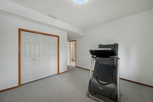 16 Straddock Crescent Sw, Calgary, AB - Indoor Photo Showing Other Room