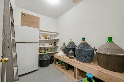 16 Straddock Crescent Sw, Calgary, AB - Indoor Photo Showing Other Room