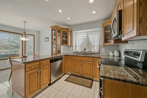 16 Straddock Crescent Sw, Calgary, AB - Indoor Photo Showing Kitchen