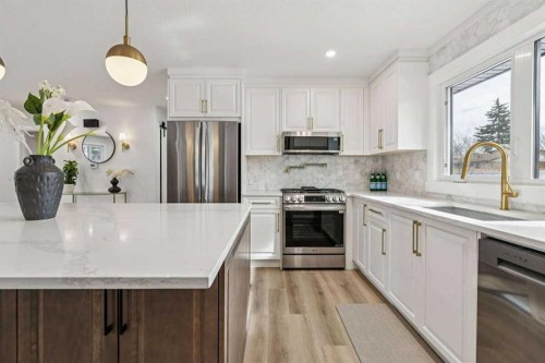 15 Brookmere Place Sw, Calgary, AB - Indoor Photo Showing Kitchen With Upgraded Kitchen