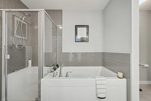 38 Sage Bluff Gate Nw, Calgary, AB - Indoor Photo Showing Bathroom