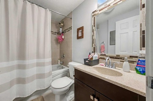 38 Sage Bluff Gate Nw, Calgary, AB - Indoor Photo Showing Bathroom