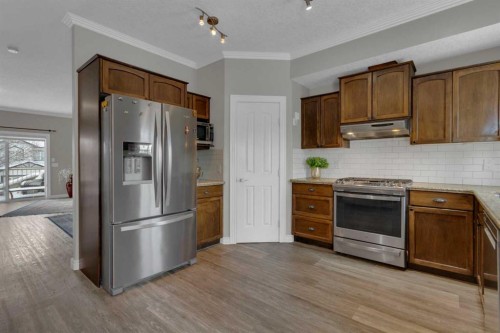10 West Cedar Rise Sw, Calgary, AB - Indoor Photo Showing Kitchen