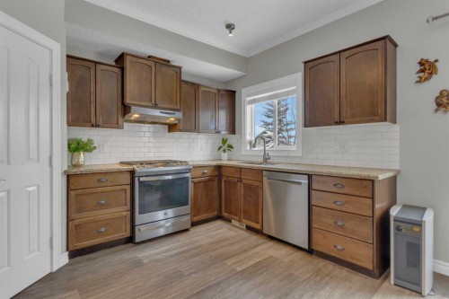 10 West Cedar Rise Sw, Calgary, AB - Indoor Photo Showing Kitchen