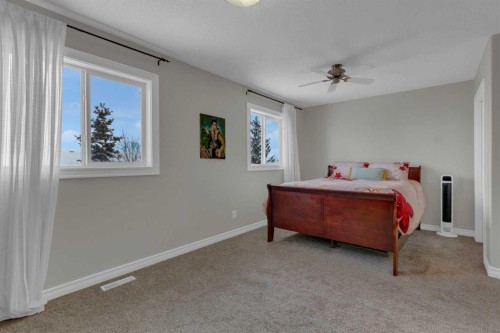 10 West Cedar Rise Sw, Calgary, AB - Indoor Photo Showing Bedroom