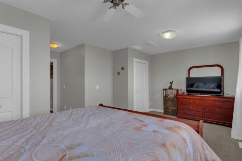 10 West Cedar Rise Sw, Calgary, AB - Indoor Photo Showing Bedroom