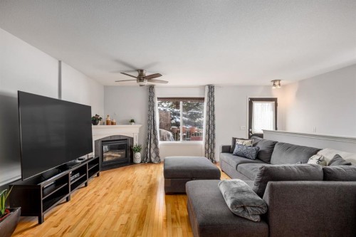 111-323 4 Avenue, Strathmore, AB - Indoor Photo Showing Living Room With Fireplace