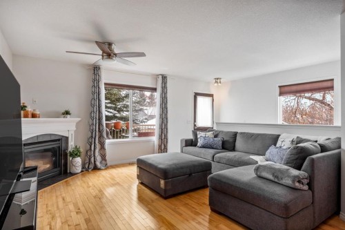 111-323 4 Avenue, Strathmore, AB - Indoor Photo Showing Living Room With Fireplace