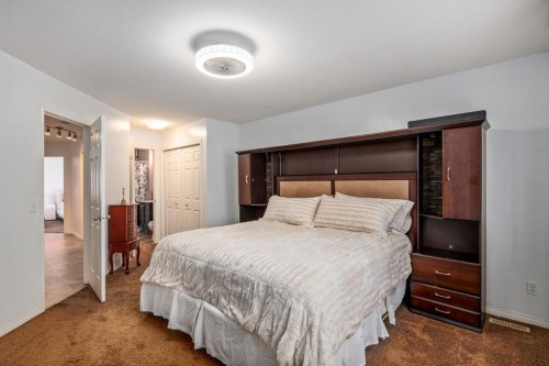 111-323 4 Avenue, Strathmore, AB - Indoor Photo Showing Bedroom