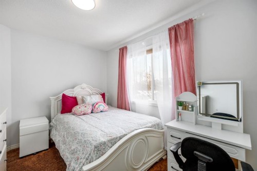 111-323 4 Avenue, Strathmore, AB - Indoor Photo Showing Bedroom