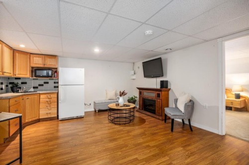 111-323 4 Avenue, Strathmore, AB - Indoor Photo Showing Kitchen