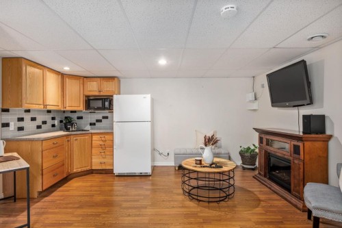 111-323 4 Avenue, Strathmore, AB - Indoor Photo Showing Kitchen