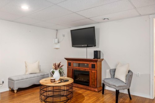 111-323 4 Avenue, Strathmore, AB - Indoor Photo Showing Living Room With Fireplace